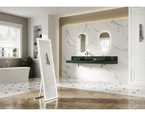 Baie luminoasă cu cadă, chiuvete, oglinzi și plăci ceramice cu aspect de marmură