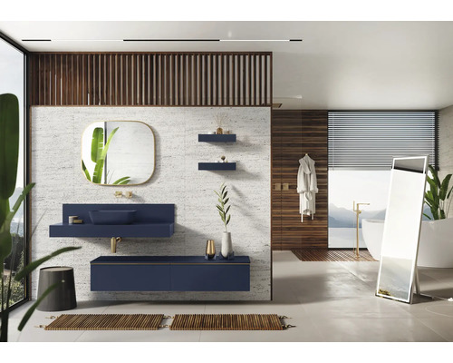 Baie cu lavoar, oglindă și cadă într-un design luminos și modern