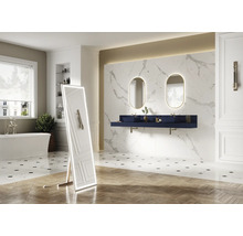 Baie cu cadă freestanding, chiuvetă cu două lavoare, oglindă și oglindă de sine stătătoare cu iluminare