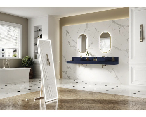 Baie cu cadă freestanding, chiuvetă cu două lavoare, oglindă și oglindă de sine stătătoare cu iluminare