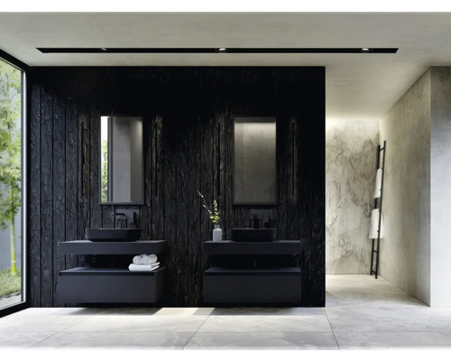 Baie modernă cu două chiuvete, oglinzi și lambriuri din lemn închis la culoare