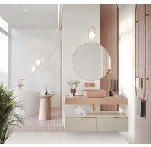 Baie luminoasă cu cadă, lavoar, oglindă și suport pentru prosoape pentru un decor elegant