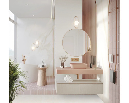 Baie luminoasă cu cadă, lavoar, oglindă și suport pentru prosoape pentru un decor elegant