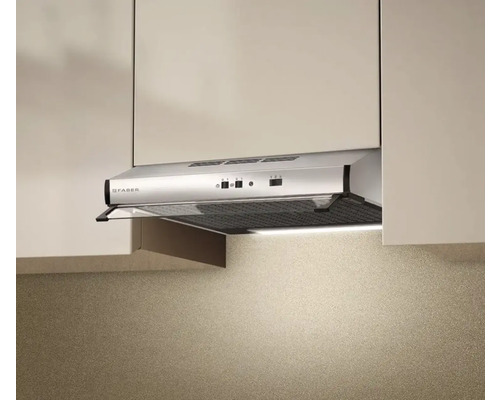 Hota metalică sub un dulap de bucătărie