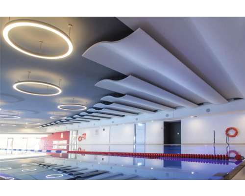 Interiorul unei piscine cu placare pe tavan și iluminat