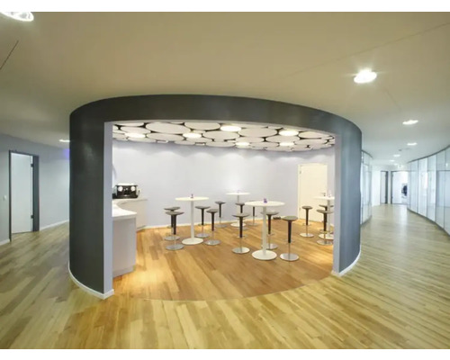 Cameră luminoasă cu mese înalte și scaune pentru întâlniri sau pauze