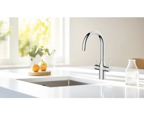 Baterie de bucătărie din metal pe un blat