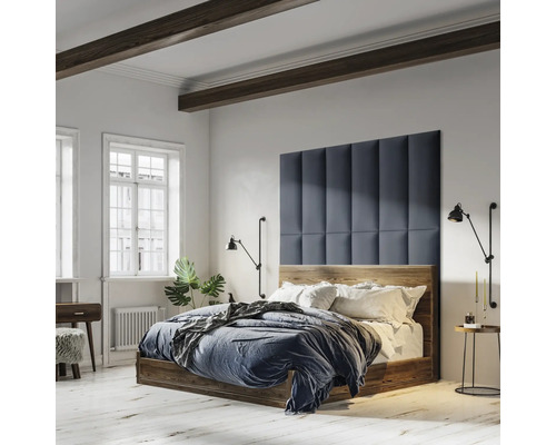 Dormitor cu grinzi de lemn și pat cu tăblie capitonată