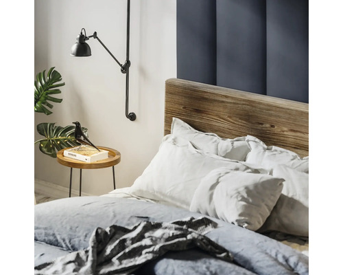 Panou decorativ tapițat, aspect textil, albastru închis 30x90 cm Dormitor cu pat, lampă de noptieră și decorațiuni