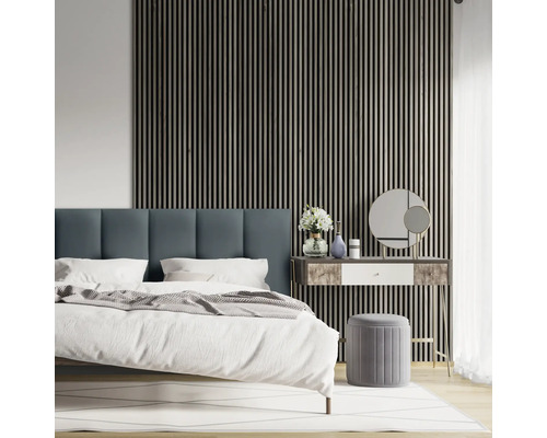 Dormitor cu pat, noptieră și panouri de perete