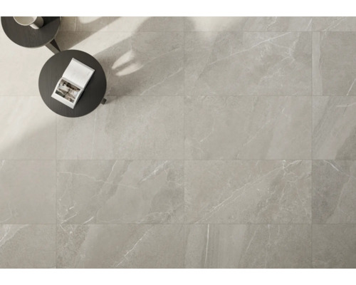 Plăci de pardoseală deschise la culoare cu aspect de marmură, cu masă și carte.