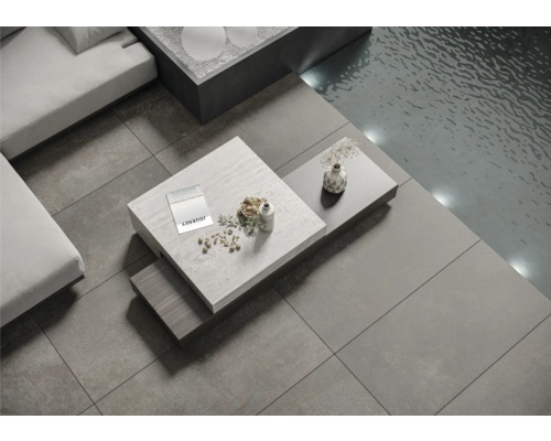 Pardoseală cu gresie cu canapea, masă și piscină