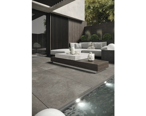 Terasa cu design modern, cu zonă de relaxare, măsuță de cafea și piscină