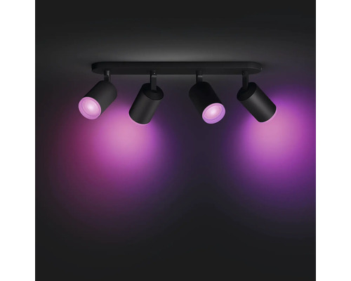 Lumină de plafon cu patru spoturi și iluminare colorată.