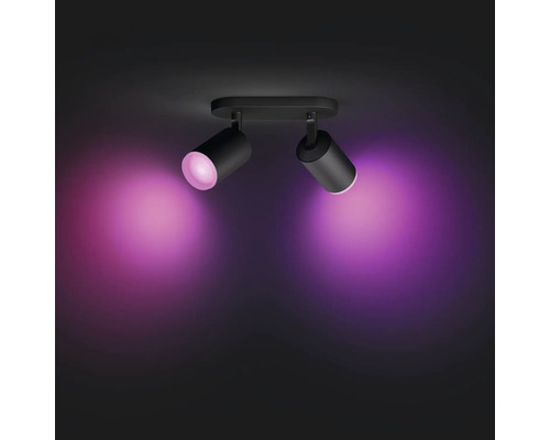 Lumină de tavan cu două spoturi care emit lumină violetă