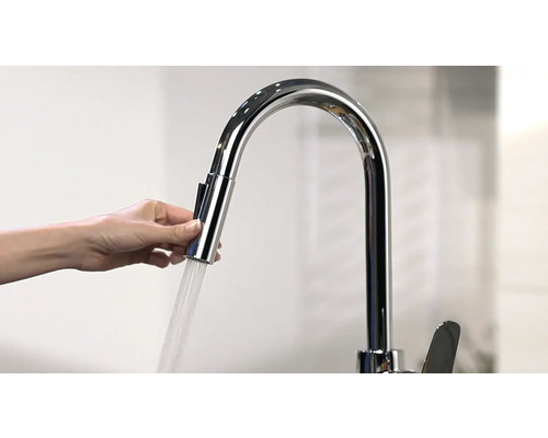 Baterie de bucătărie cu pulverizator extractibil și apă curgătoare