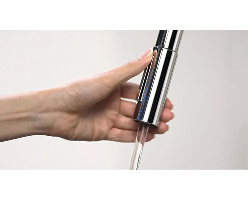 Mână de femeie care operează un robinet