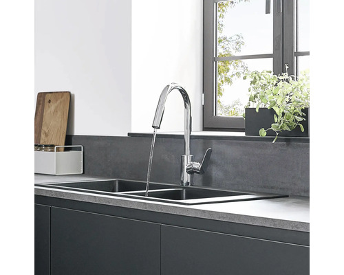 Chiuvetă de bucătărie cu robinet și ustensile de bucătărie