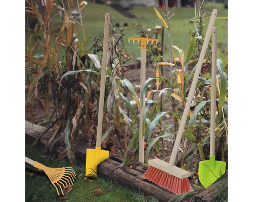 Scenă de grădină cu greblă, lopată și mătură