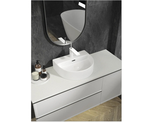 Baie modernă cu lavoar, oglindă și dulap inferior