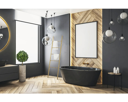 Baie luminoasă cu cadă, scară pentru prosoape, oglindă, plantă și corpuri de iluminat suspendate.