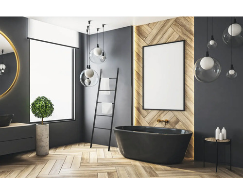 Baie modernă cu cadă, raft tip scară și lămpi suspendate rotunde