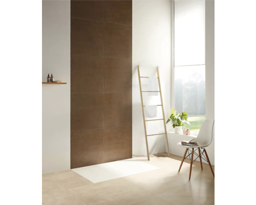 Baie modernă cu faianță maro și decor din lemn deschis la culoare