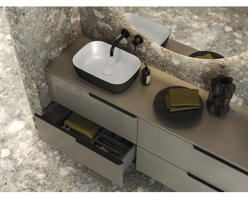 Baie cu lavoar, chiuvetă, oglindă și sertar deschis