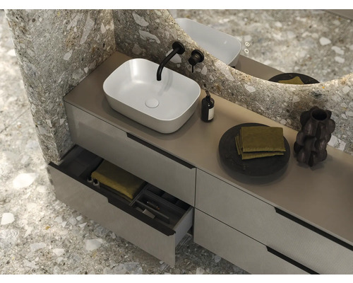 Baie modernă cu lavoar, chiuvetă aplicată și oglindă