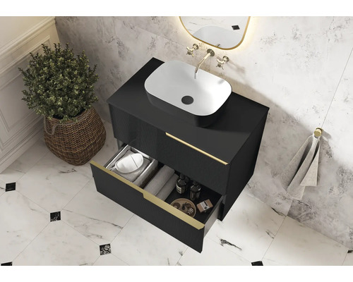 Baie modernă cu dulap negru sub lavoar, lavoar așezat și sertar deschis