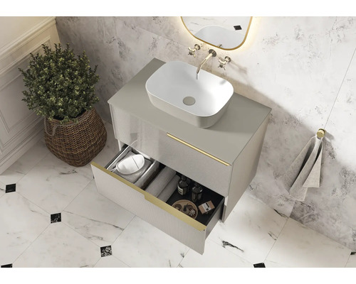 Baie modernă cu dulap de lavoar, chiuvetă așezată și sertar deschis pentru depozitare