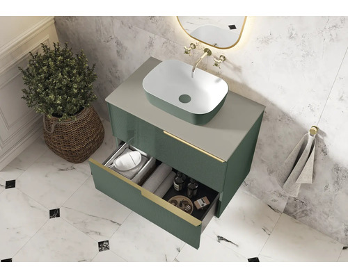 Baie cu dulap de lavoar, lavoar așezat, oglindă și sertar deschis