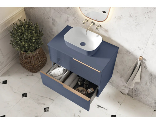 Baie cu dulap de bază, chiuvetă și sertar deschis