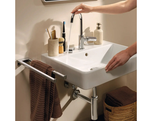 Chiuvetă de baie cu baterie, suport pentru prosop, dozator de săpun și diverse accesorii de baie