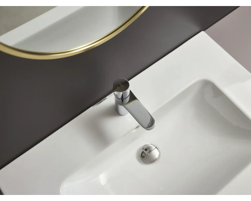 Fotografie cu o chiuvetă albă, cu robinet cromat.