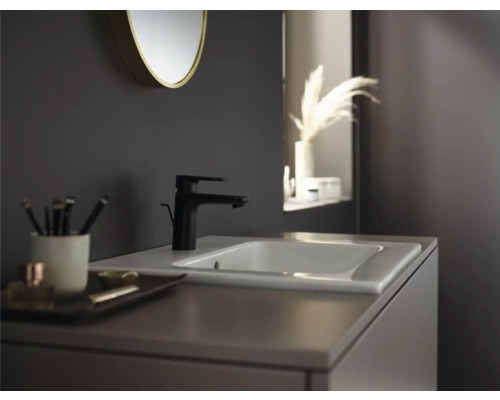 Chiuvetă cu robinet și oglindă în baie