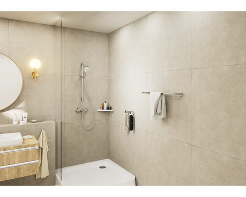 Baie modernă cu duș, chiuvetă și oglindă