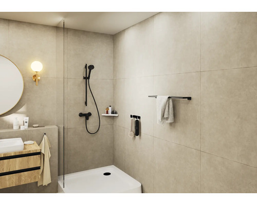 Baie modernă cu duș, lavoar și iluminat