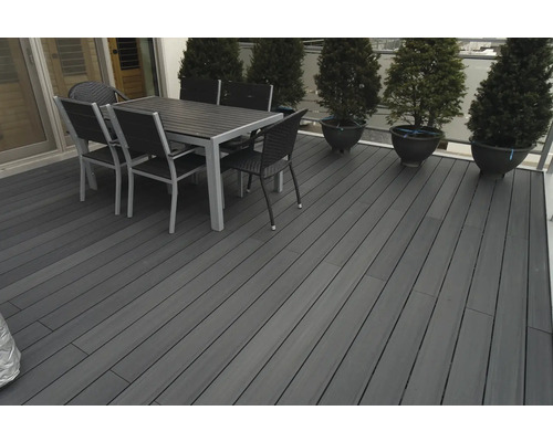 Terasa cu scânduri de terasă, masă și scaune de exterior.