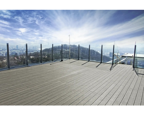 Terasa cu scânduri de lemn și balustradă de sticlă cu vedere spre oraș