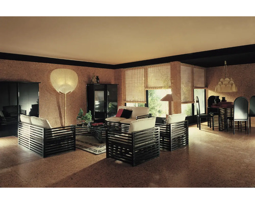 Cameră de zi cu zonă de relaxare, dulapuri, lampadar, masă și scaune într-un design luminos și spațios.