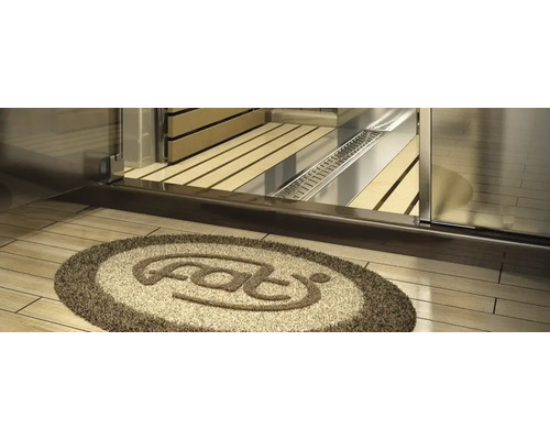 Prim-plan cu o baie cu cabină de duș și covoraș cu inscripție