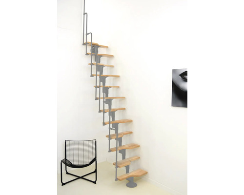 Vedere a camerei cu scară de economisire a spațiului din lemn și metal și un scaun