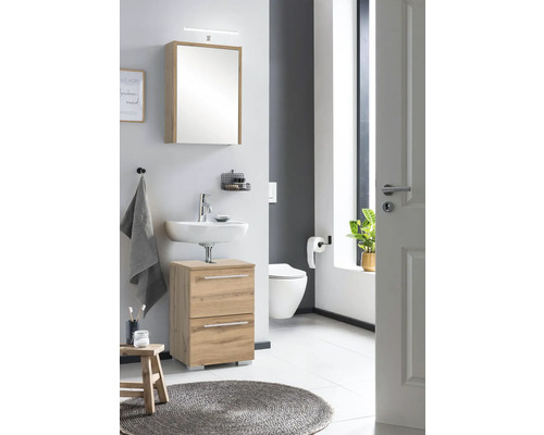 Baie modernă cu chiuvetă, dulap cu oglindă, toaletă și decorațiuni