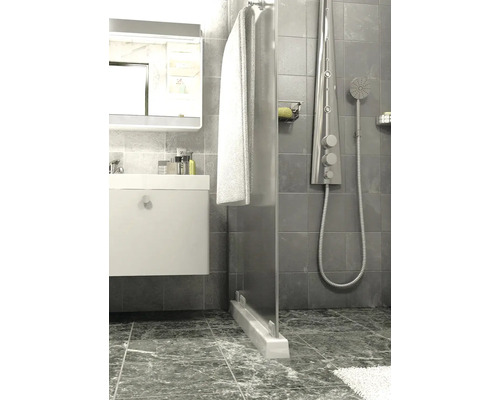 Baie modernă cu chiuvetă, oglindă, prosop și cabină de duș