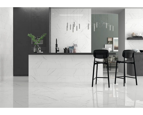 Bucătărie luminoasă cu gresie de marmură pe podea și perete