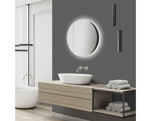 Baie modernă cu dulap cu oglindă rotund, chiuvetă și cadă.