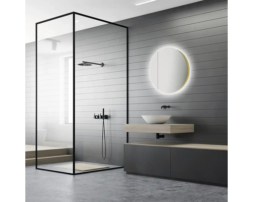 Baie modernă cu cabină de duș walk-in, lavoar și oglindă cu iluminare