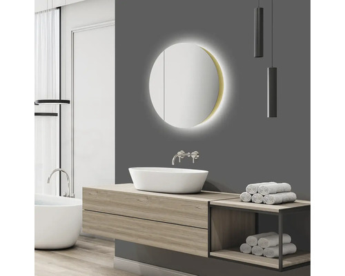 Baie cu lavoar, oglindă rotundă cu iluminare și prosoape