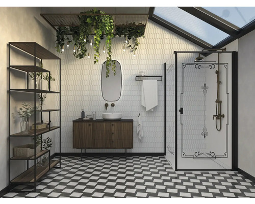 Baie cu duș, chiuvetă, oglindă, raft și podea cu model în alb și negru.